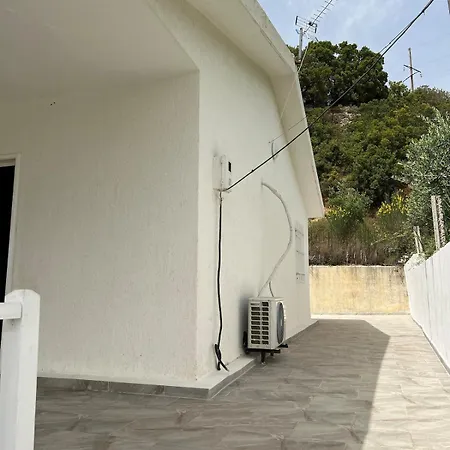 3 Bedrooms With Sea View فلورا